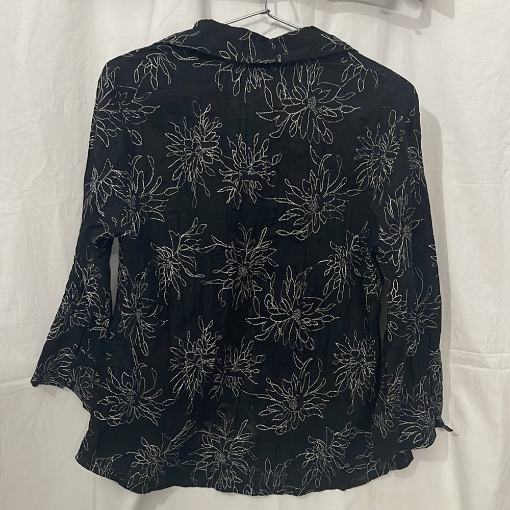 Stylish Black Thread Work Shirt in Size M
Size M
Excellent Fabric - Picture 4 of 4